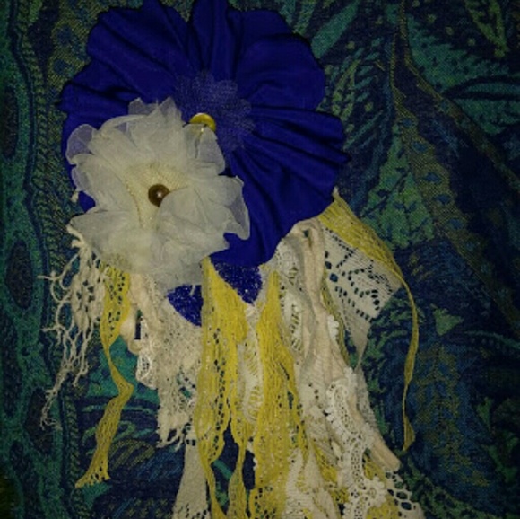 Flower accessories $10-$30 depending on size, time, and materials used! ๐ธ - Picture 9 of 9